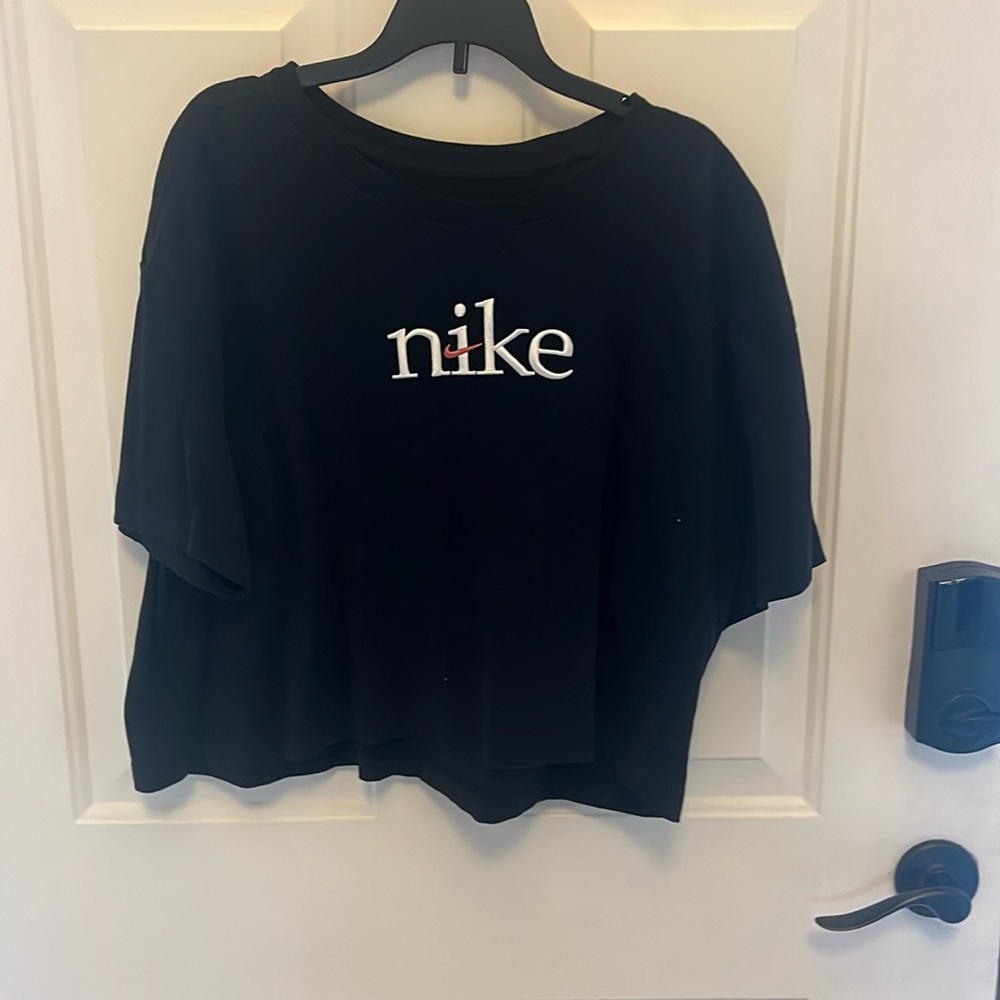 Women’s Nike cropped tee